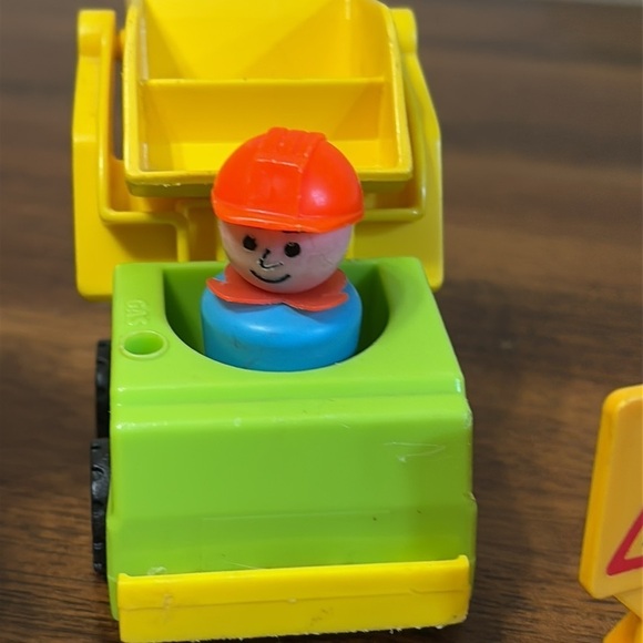 Vintage Fisher Price CONSTRUCTION VEHICLE AND LITTLE PEOPLE WORKERS LOT 0F 8 - Picture 5 of 16